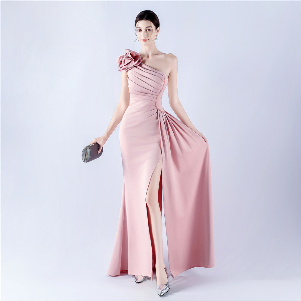 Asymetrické šaty s volánkovým ramenem a kamínky