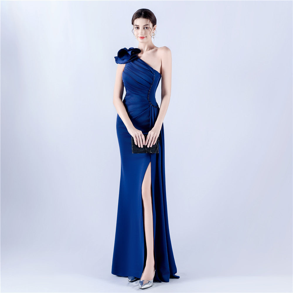 Asymetrické šaty s volánkovým ramenem a kamínky