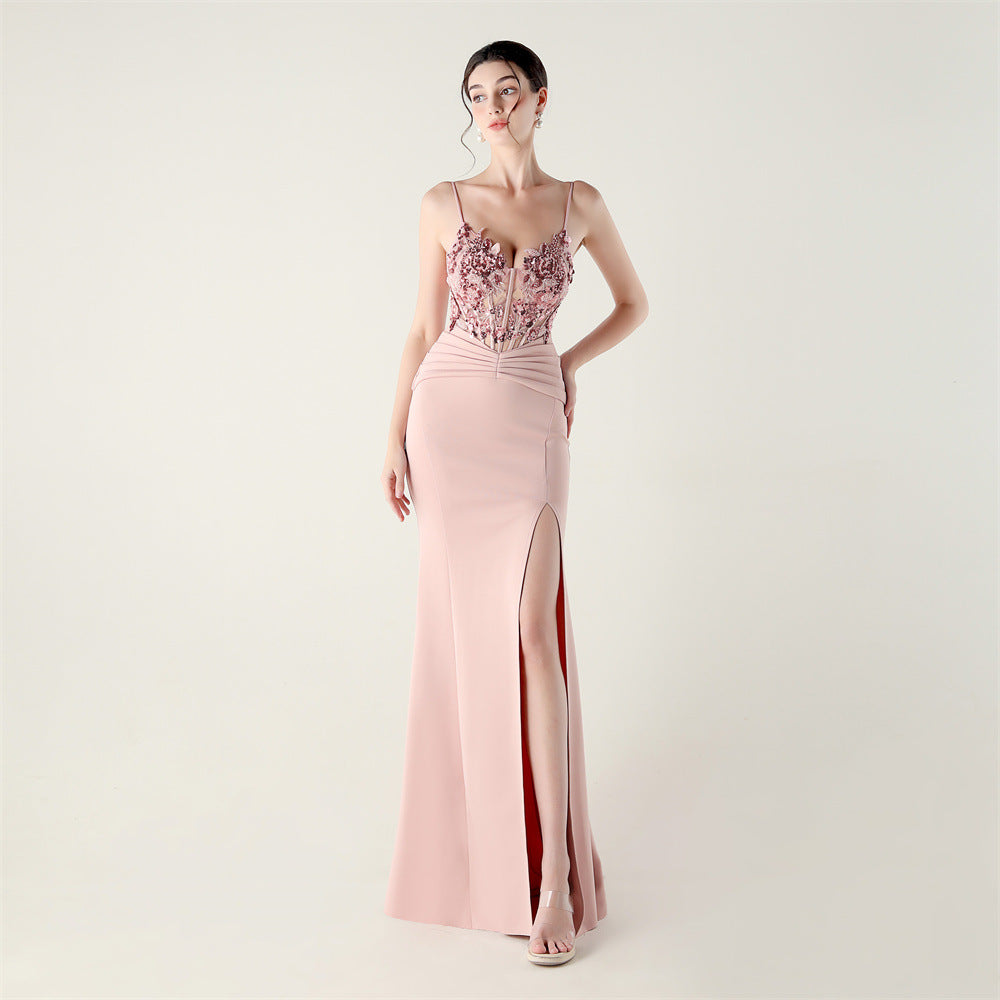 Saténové šaty s odhalenými rameny, korzetem, řasením a korálkovou aplikací