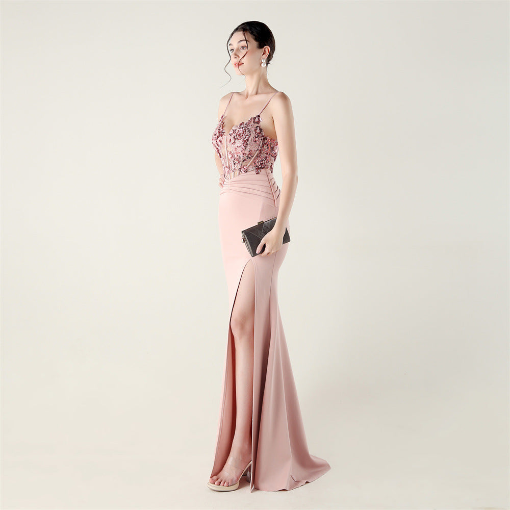 Saténové šaty s odhalenými rameny, korzetem, řasením a korálkovou aplikací