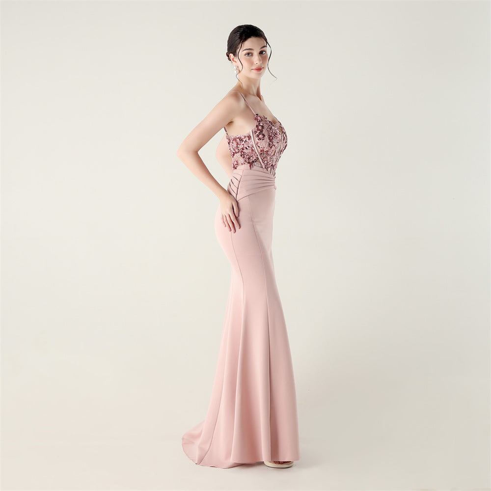 Saténové šaty s odhalenými rameny, korzetem, řasením a korálkovou aplikací