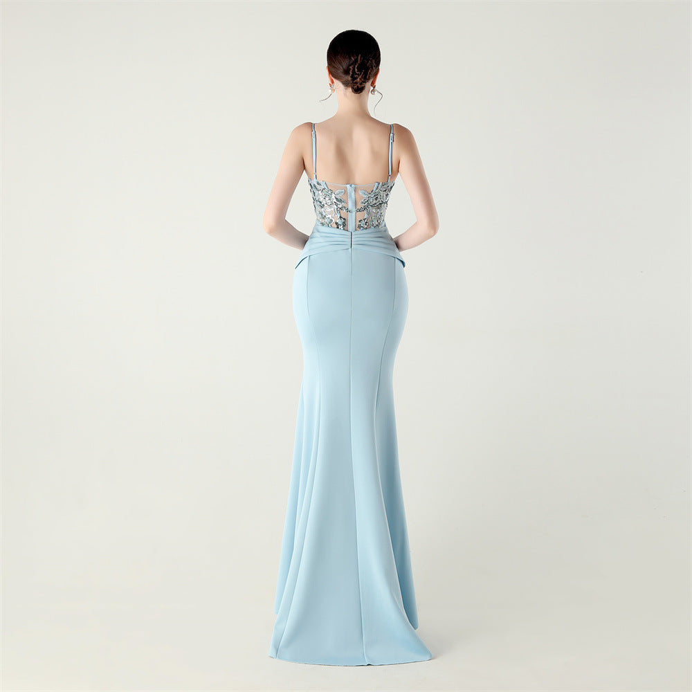 Saténové šaty s odhalenými rameny, korzetem, řasením a korálkovou aplikací