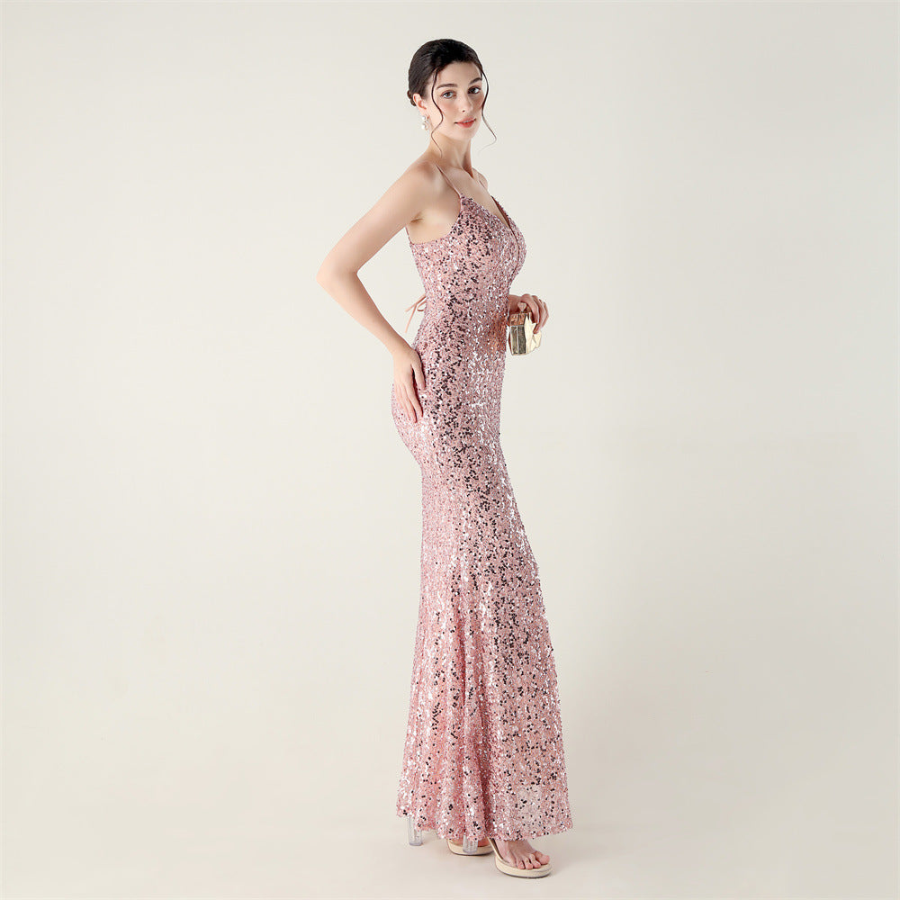 Šaty na ramínka s vysokým rozparkem, korálkovým lemováním a šněrováním