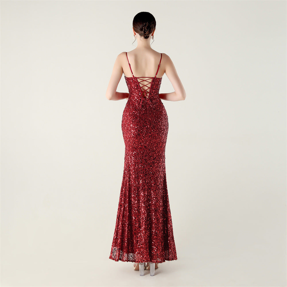 Šaty na ramínka s vysokým rozparkem, korálkovým lemováním a šněrováním