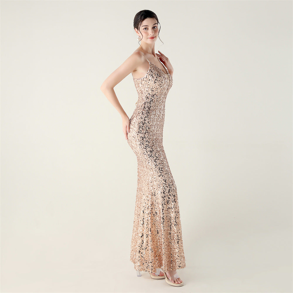 Šaty na ramínka s vysokým rozparkem, korálkovým lemováním a šněrováním