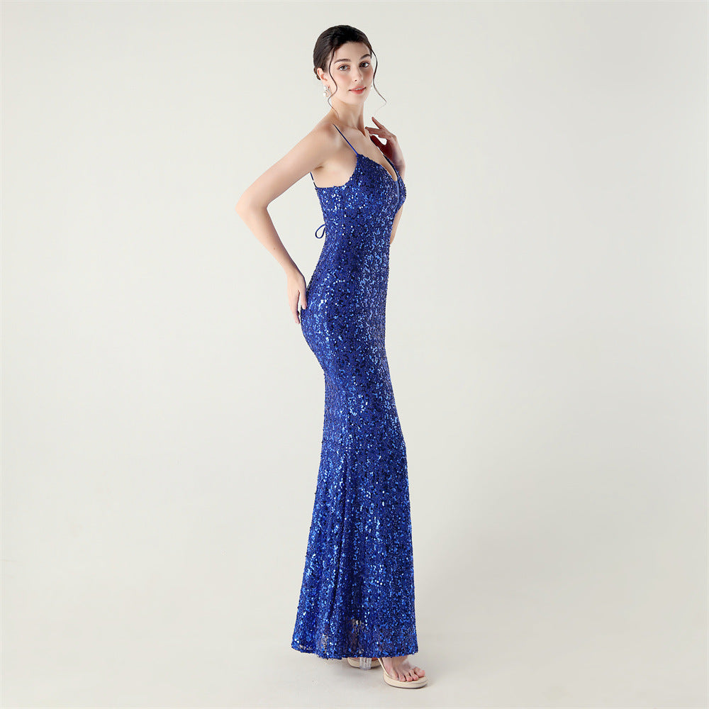 Šaty na ramínka s vysokým rozparkem, korálkovým lemováním a šněrováním