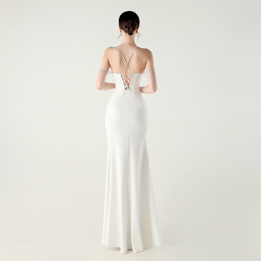 Šaty s hlubokým výstřihem do V, kostěným korzetem, šněrováním a plisovanými detaily