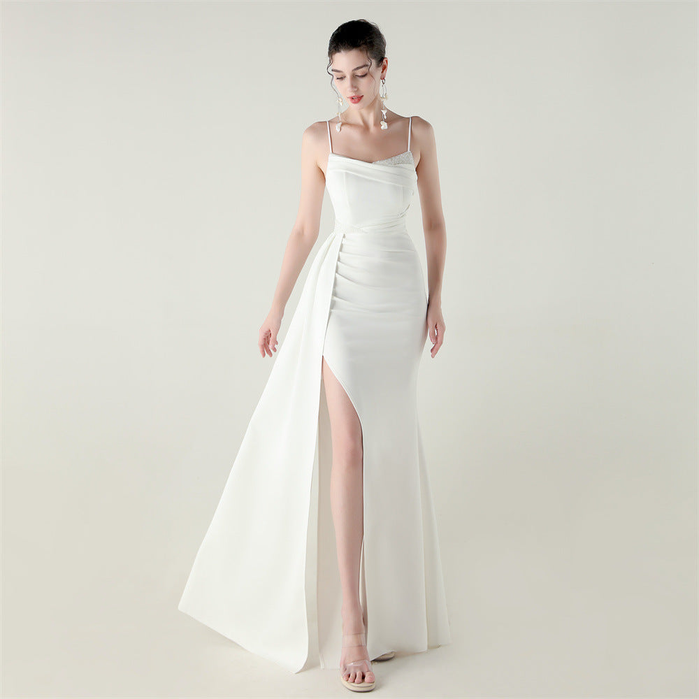 Saténové mořské panní šaty s tenkými ramínky a korálkovými detaily