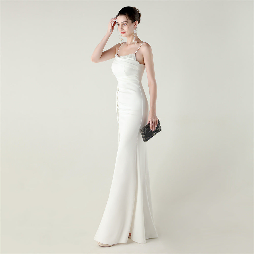 Saténové mořské panní šaty s tenkými ramínky a korálkovými detaily