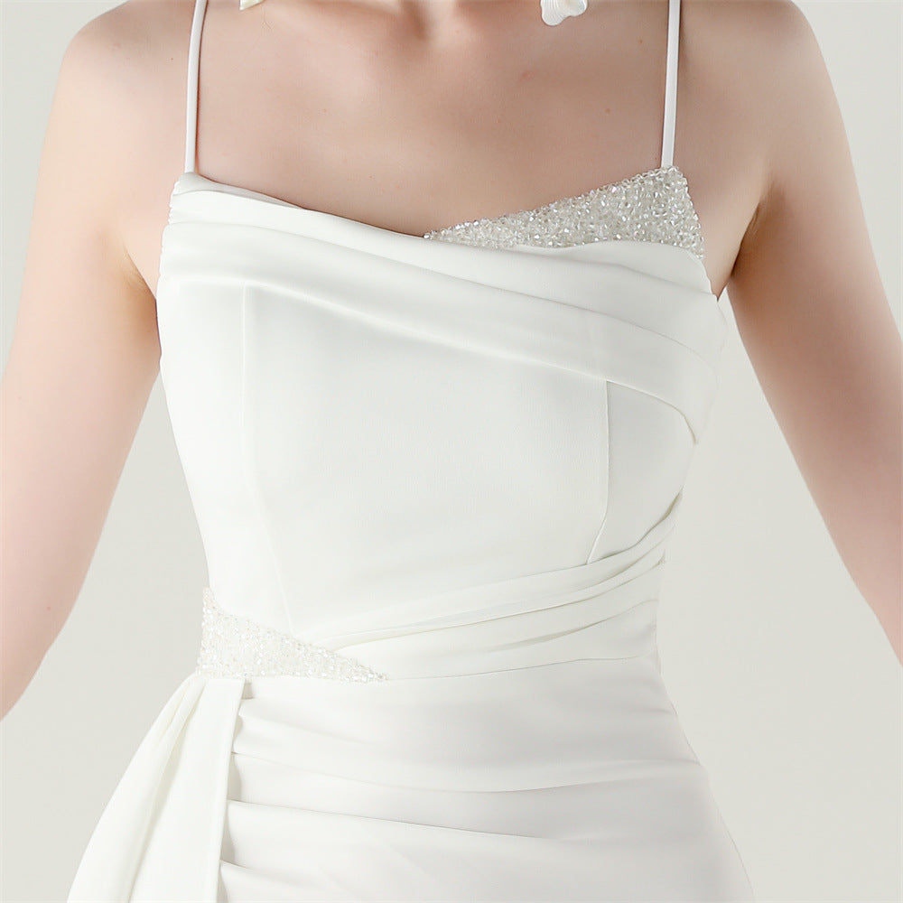 Saténové mořské panní šaty s tenkými ramínky a korálkovými detaily