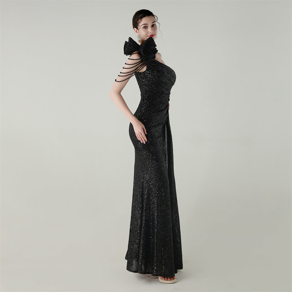 Asymetrické mořské šaty s jedním ramenem a květinovou korálkovou výšivkou