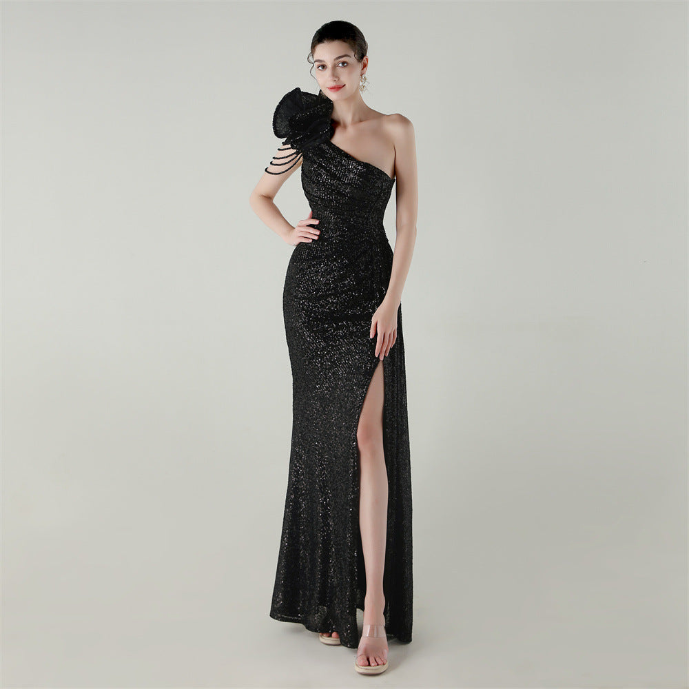 Asymetrické mořské šaty s jedním ramenem a květinovou korálkovou výšivkou