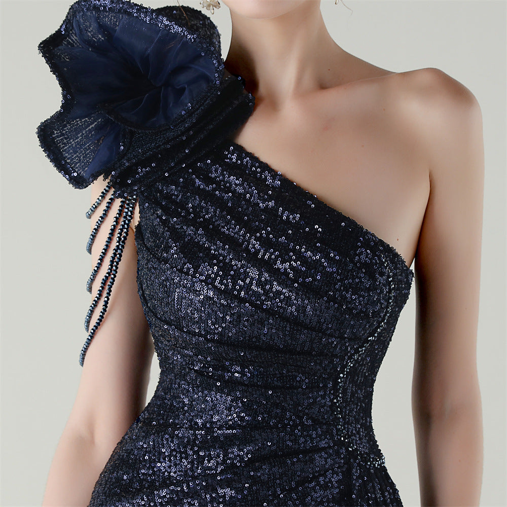 Asymetrické mořské šaty s jedním ramenem a květinovou korálkovou výšivkou