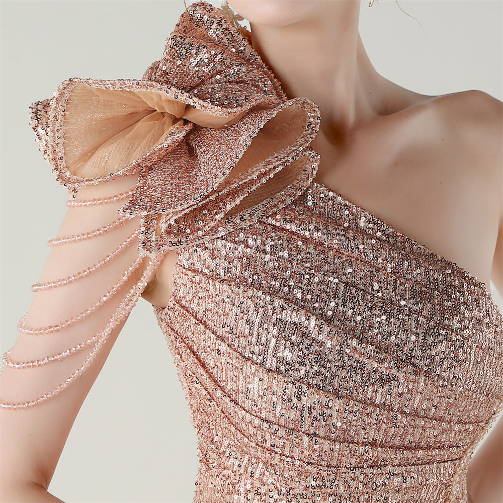 Asymetrické mořské šaty s jedním ramenem a květinovou korálkovou výšivkou