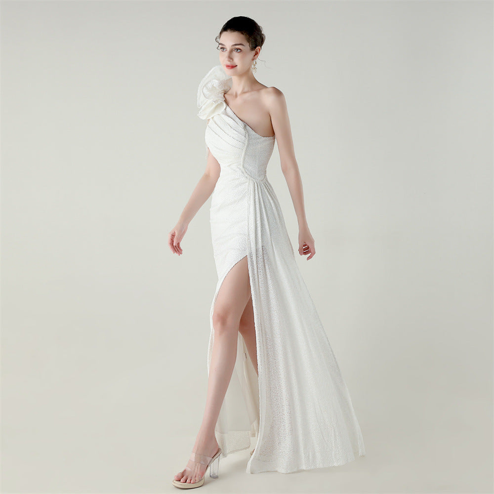 Asymetrické mořské šaty s jedním ramenem a květinovou korálkovou výšivkou