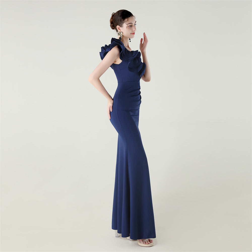 Saténové šaty s jedním ramenem, vlnitým volánem a vysokým rozparkem