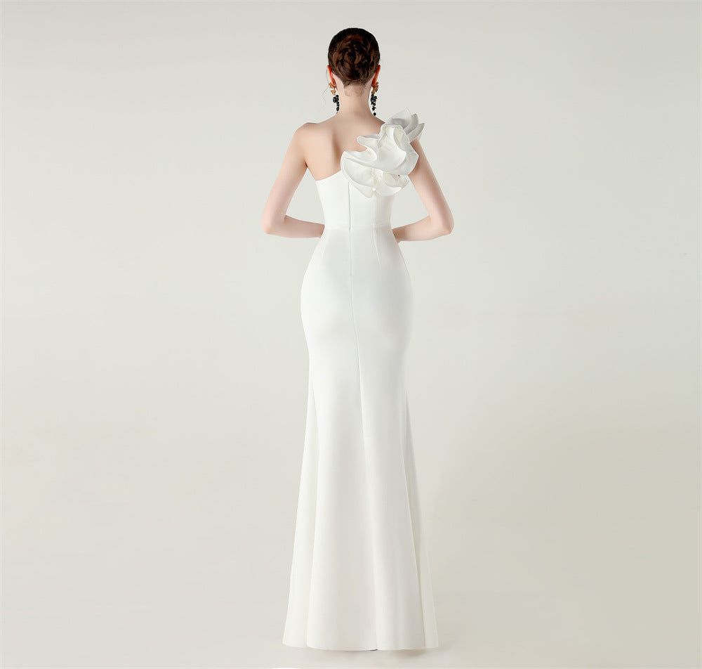 Saténové šaty s jedním ramenem, vlnitým volánem a vysokým rozparkem