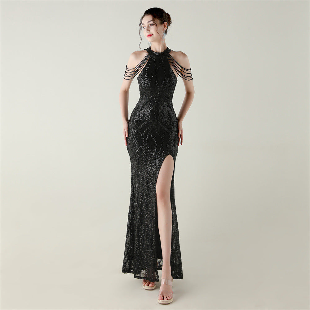 Šaty s odhalenými rameny a halter výstřihem s celoplošnou výšivkou z flitrů a korálků