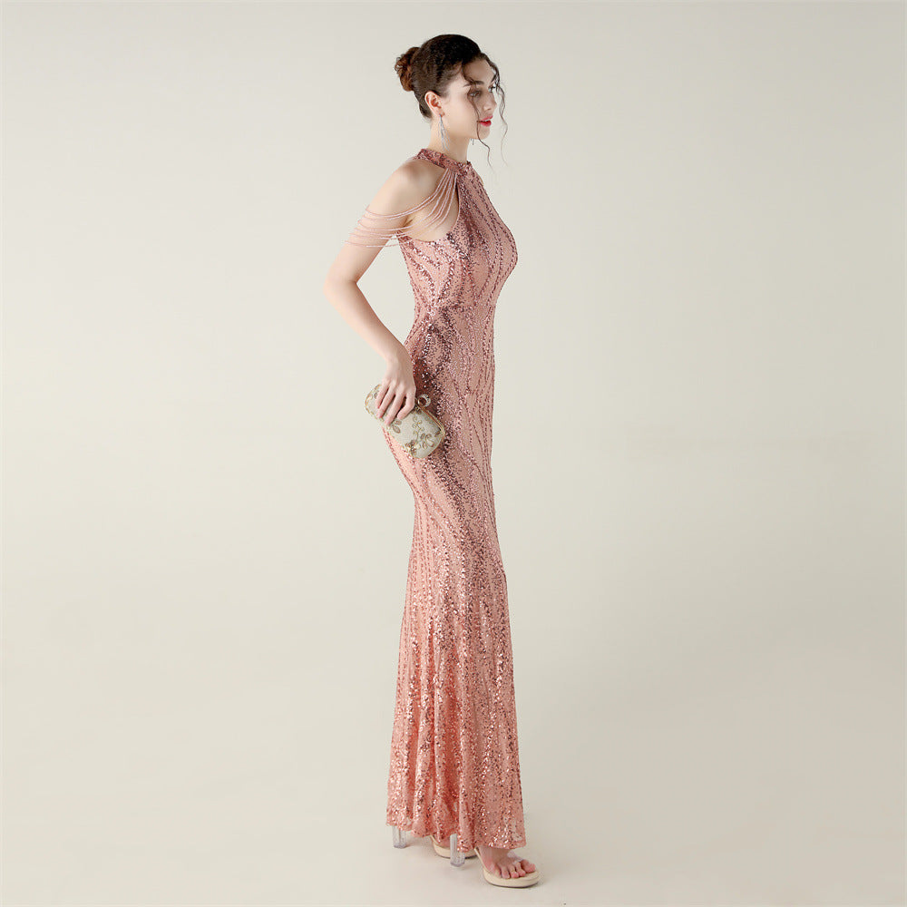 Šaty s odhalenými rameny a halter výstřihem s celoplošnou výšivkou z flitrů a korálků