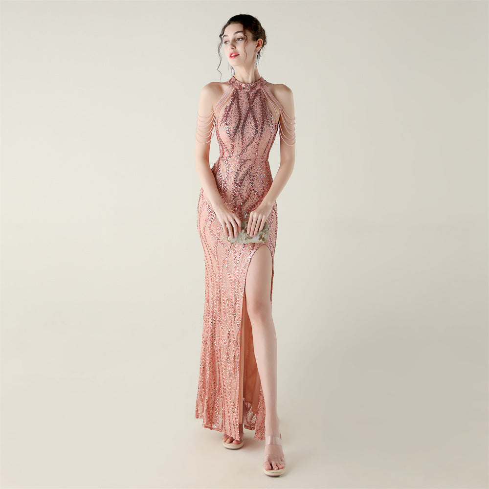 Šaty s odhalenými rameny a halter výstřihem s celoplošnou výšivkou z flitrů a korálků