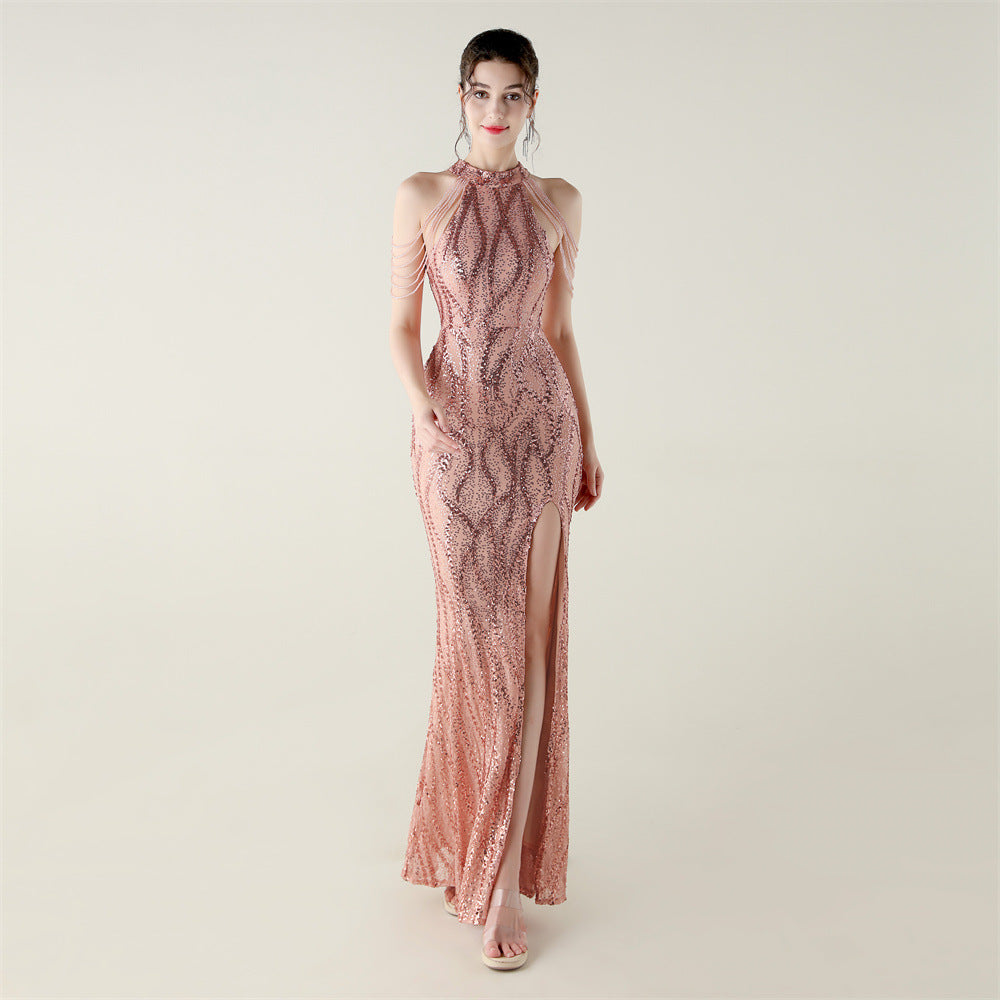 Šaty s odhalenými rameny a halter výstřihem s celoplošnou výšivkou z flitrů a korálků