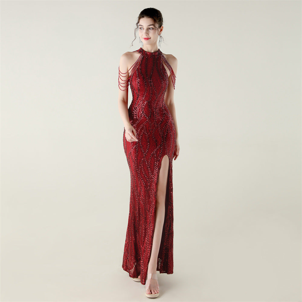 Šaty s odhalenými rameny a halter výstřihem s celoplošnou výšivkou z flitrů a korálků