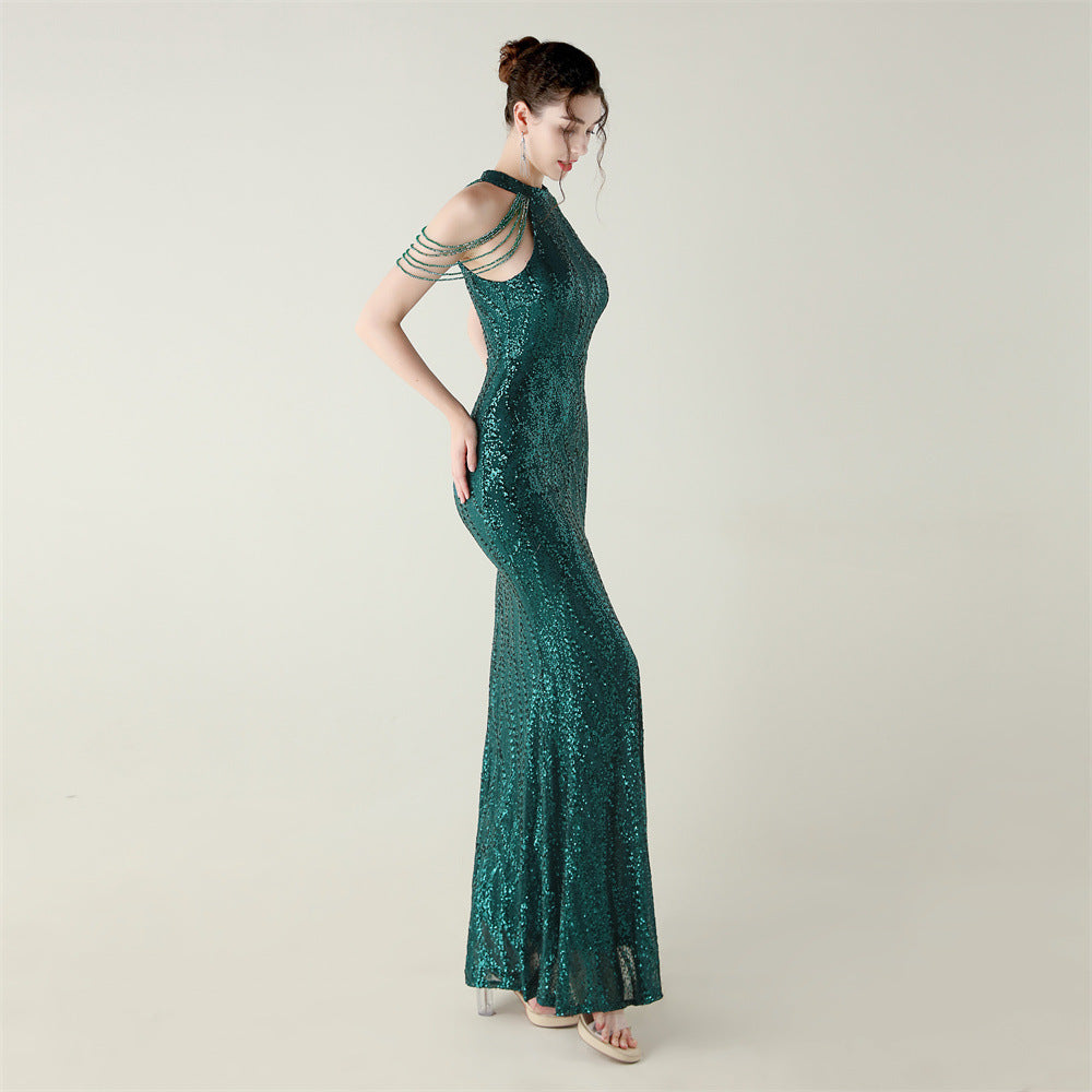 Šaty s odhalenými rameny a halter výstřihem s celoplošnou výšivkou z flitrů a korálků