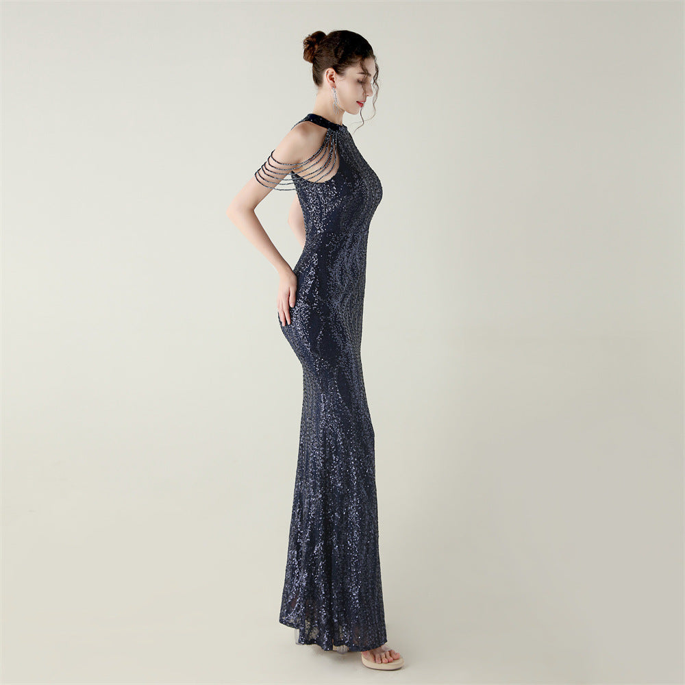 Šaty s odhalenými rameny a halter výstřihem s celoplošnou výšivkou z flitrů a korálků