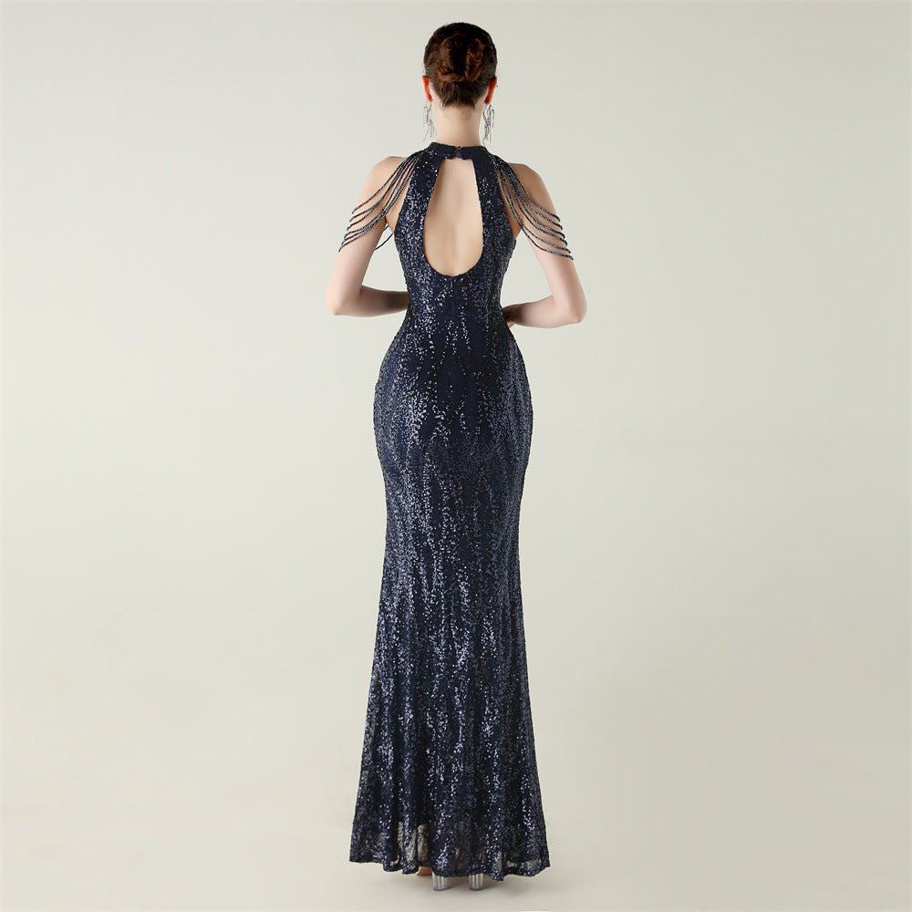 Šaty s odhalenými rameny a halter výstřihem s celoplošnou výšivkou z flitrů a korálků