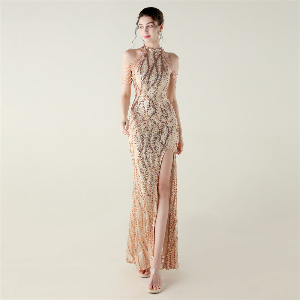 Šaty s odhalenými rameny a halter výstřihem s celoplošnou výšivkou z flitrů a korálků