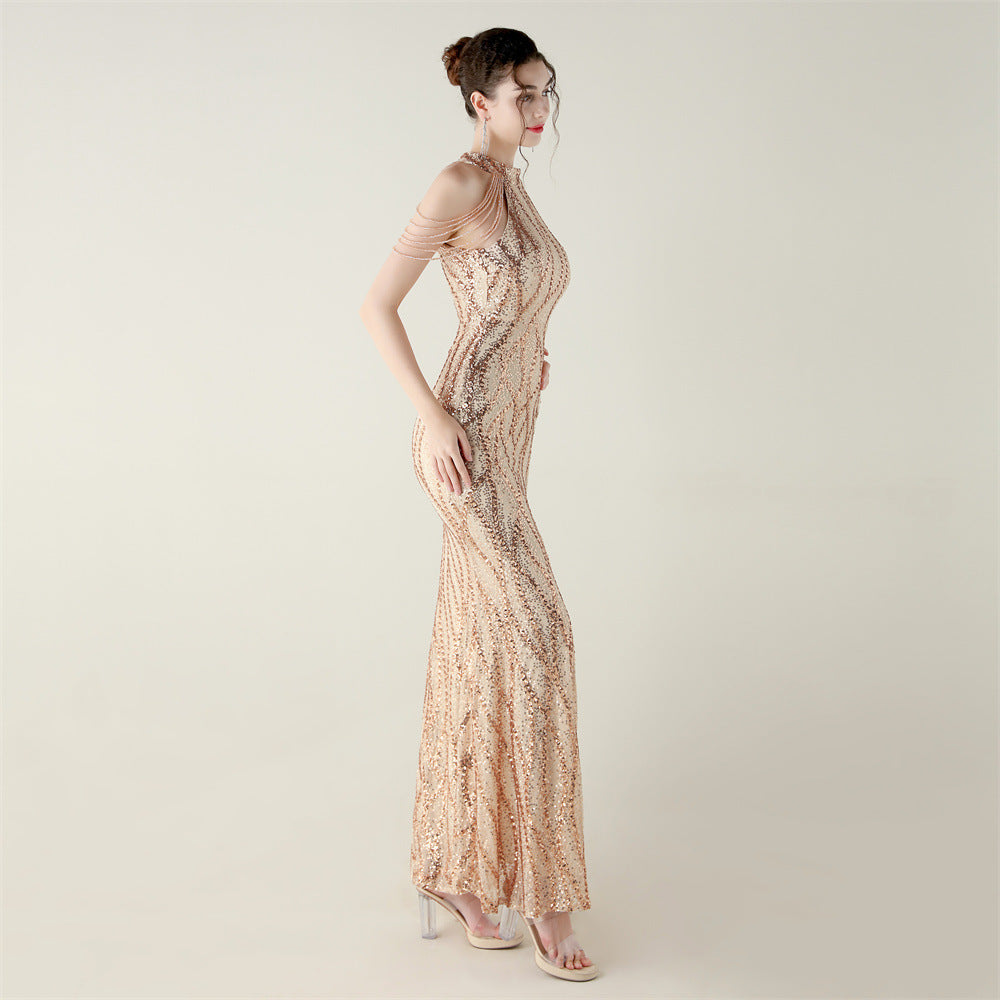 Šaty s odhalenými rameny a halter výstřihem s celoplošnou výšivkou z flitrů a korálků