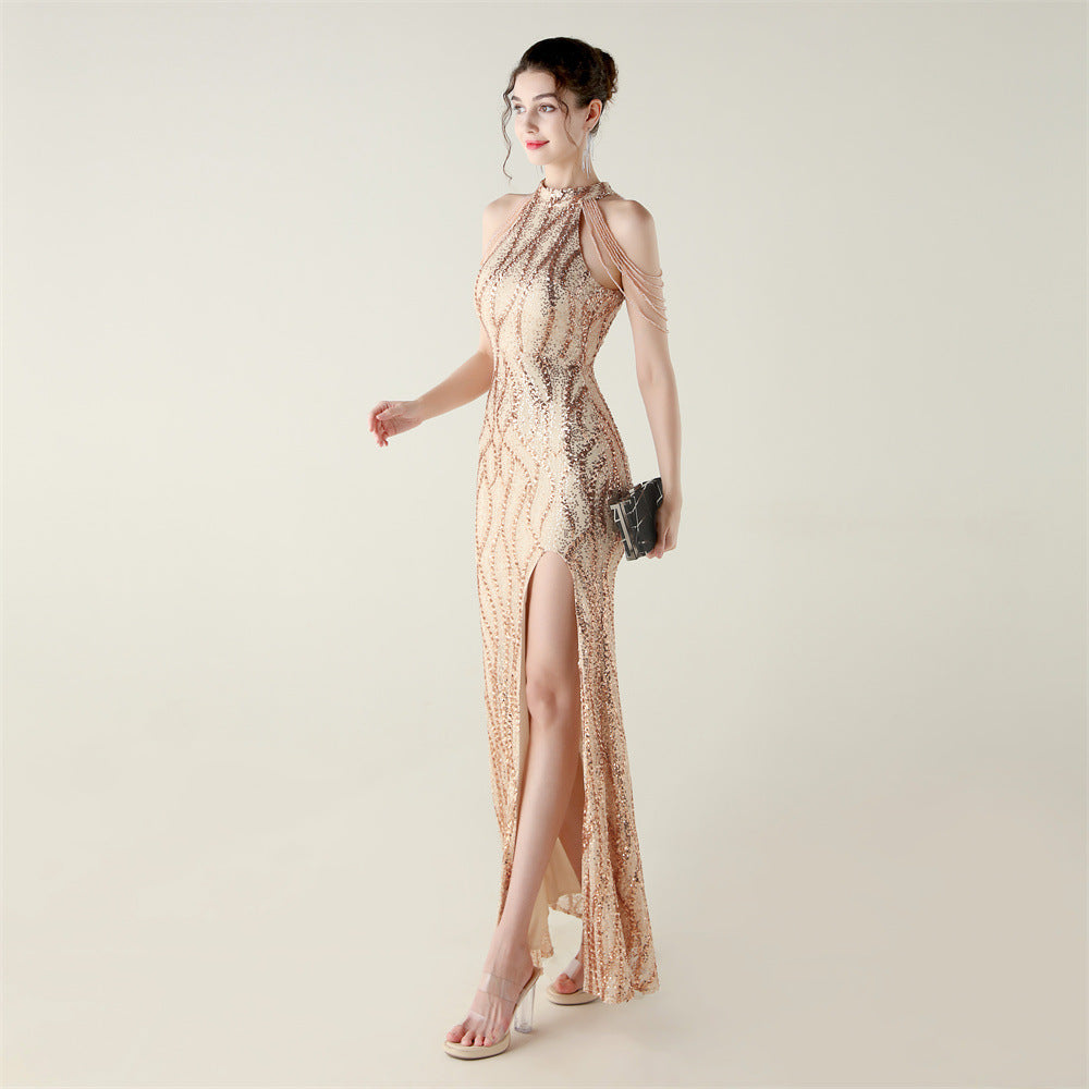 Šaty s odhalenými rameny a halter výstřihem s celoplošnou výšivkou z flitrů a korálků