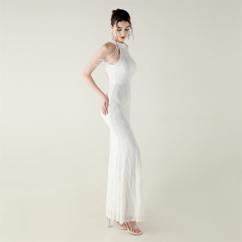 Šaty s odhalenými rameny a halter výstřihem s celoplošnou výšivkou z flitrů a korálků