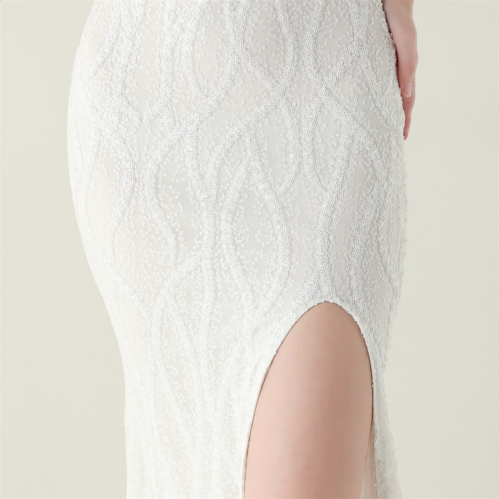 Šaty s odhalenými rameny a halter výstřihem s celoplošnou výšivkou z flitrů a korálků