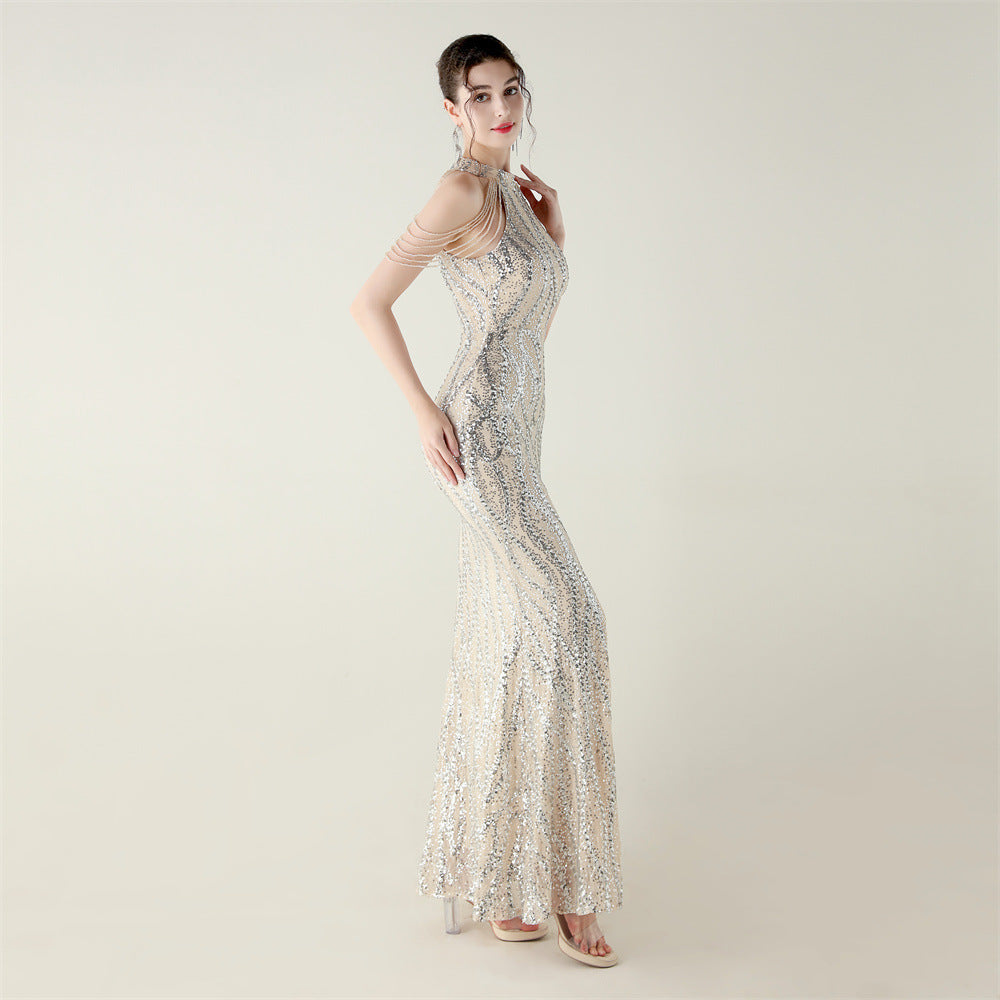 Šaty s odhalenými rameny a halter výstřihem s celoplošnou výšivkou z flitrů a korálků