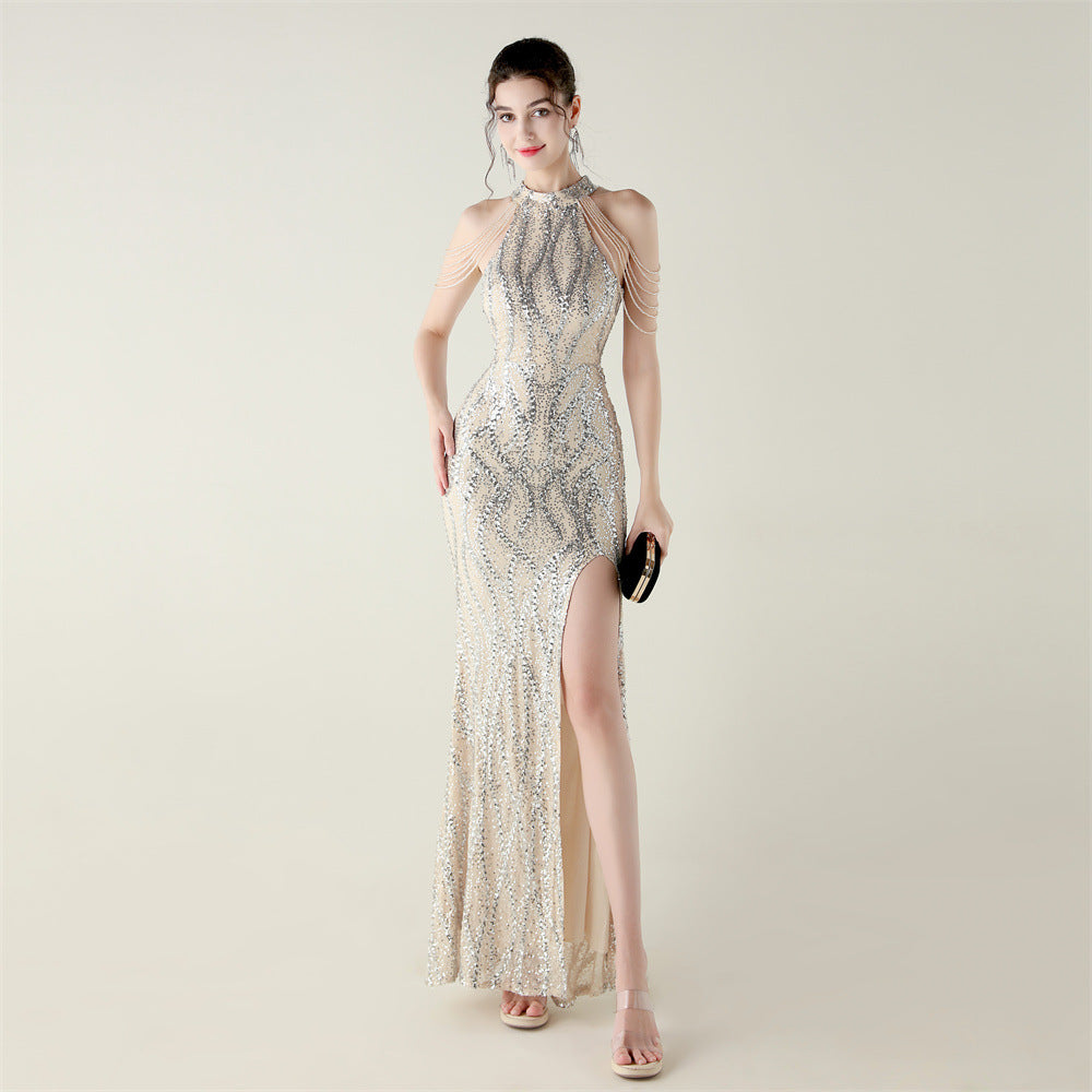 Šaty s odhalenými rameny a halter výstřihem s celoplošnou výšivkou z flitrů a korálků