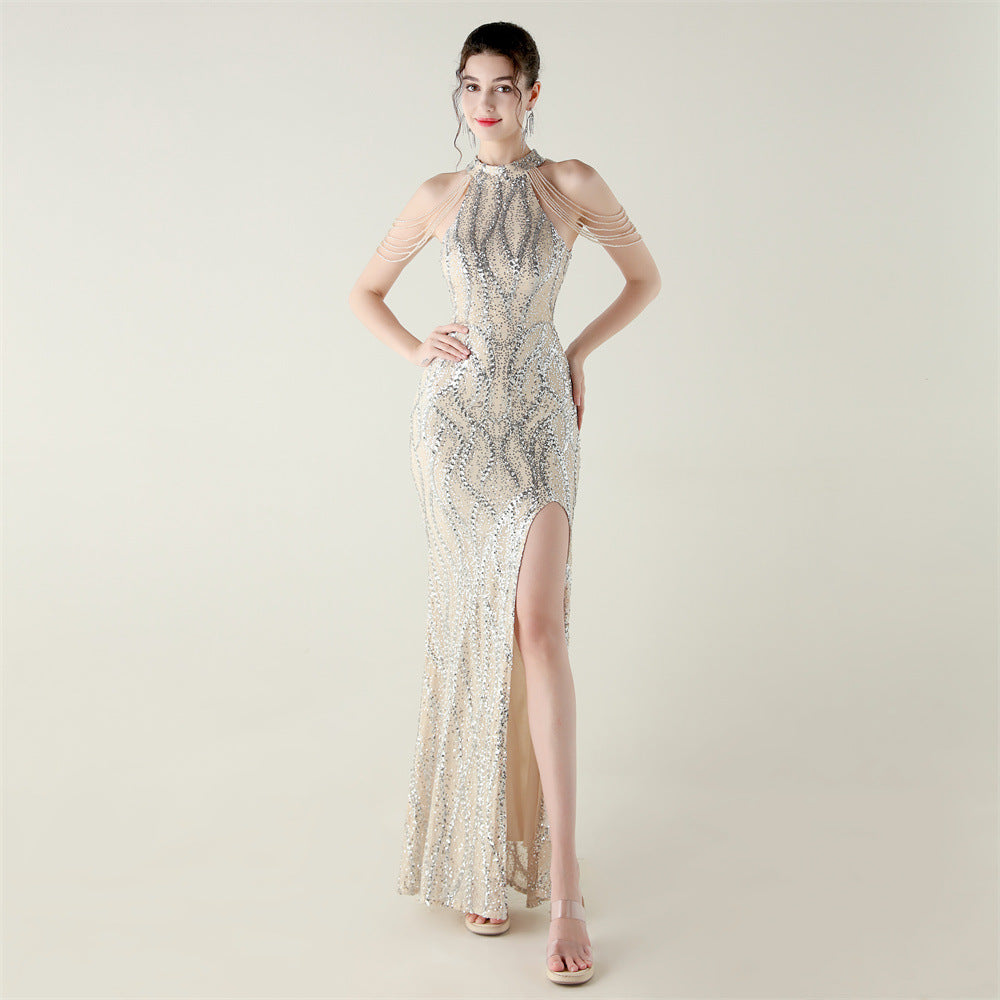 Šaty s odhalenými rameny a halter výstřihem s celoplošnou výšivkou z flitrů a korálků