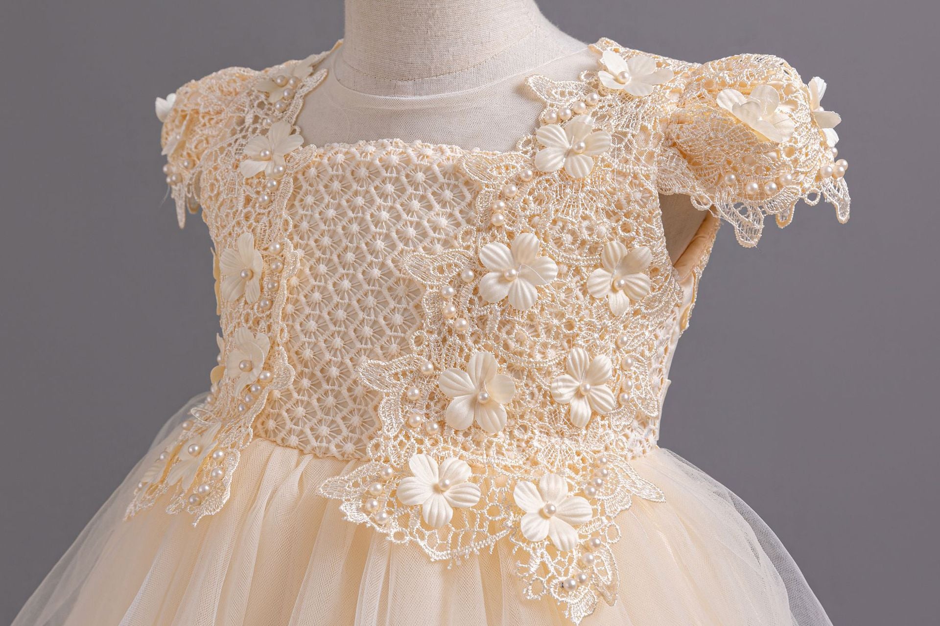 Letní dívčí princeznovské šaty střední délky z tylu s volánkovými rukávy