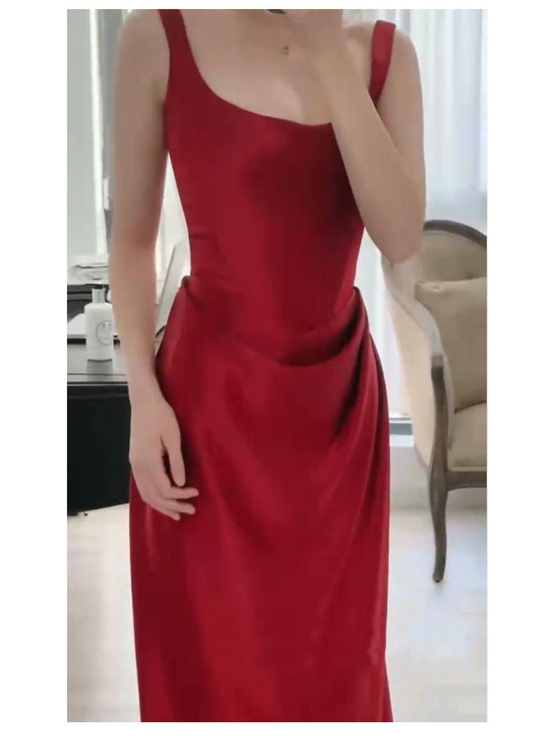 Svatební šaty s tenkými saténovými ramínky – minimalistické šaty s malou vlečkou pro nevěsty nebo uvaděčky (2025)