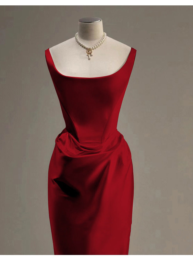 Svatební šaty s tenkými saténovými ramínky – minimalistické šaty s malou vlečkou pro nevěsty nebo uvaděčky (2025)