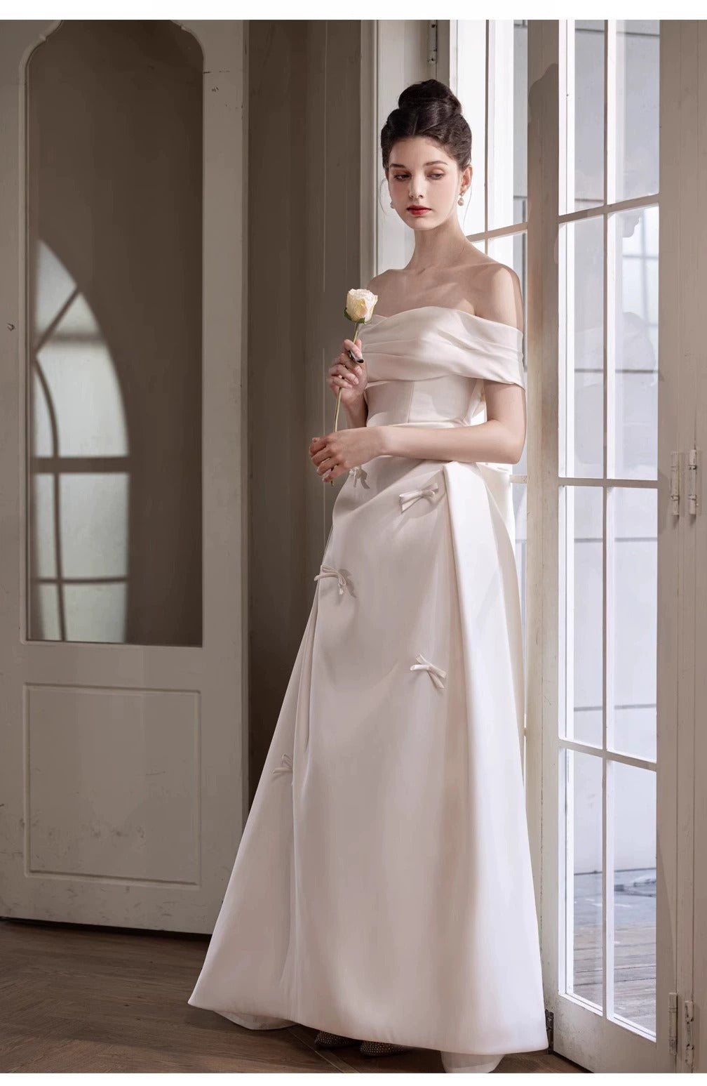 Francouzské saténové šaty s odhalenými rameny – elegantní svatební šaty na zásnuby nebo ranní obřady (2025)