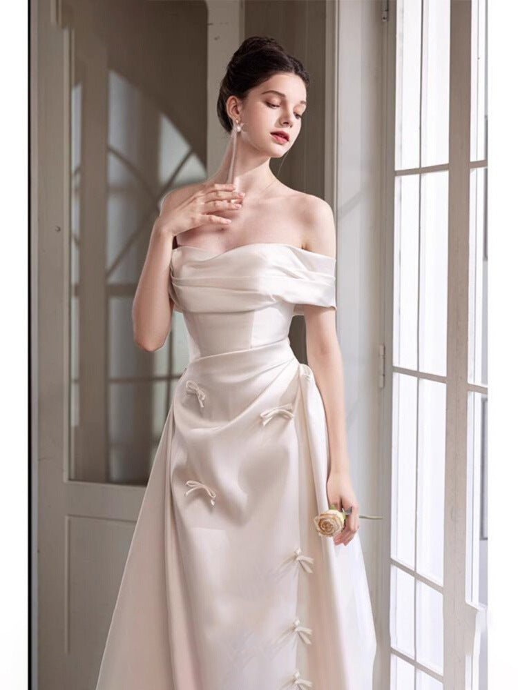 Francouzské saténové šaty s odhalenými rameny – elegantní svatební šaty na zásnuby nebo ranní obřady (2025)