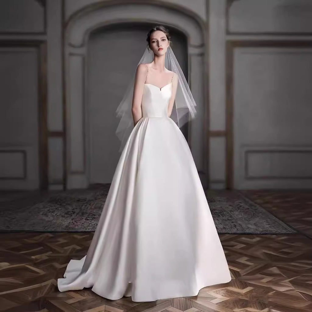 Svatební šaty z francouzského saténu s tenkými ramínky – elegantní róba pro nevěsty nebo formální příležitosti (2025)