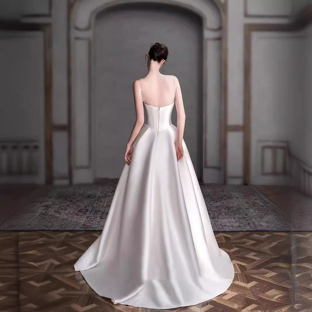 Svatební šaty z francouzského saténu s tenkými ramínky – elegantní róba pro nevěsty nebo formální příležitosti (2025)
