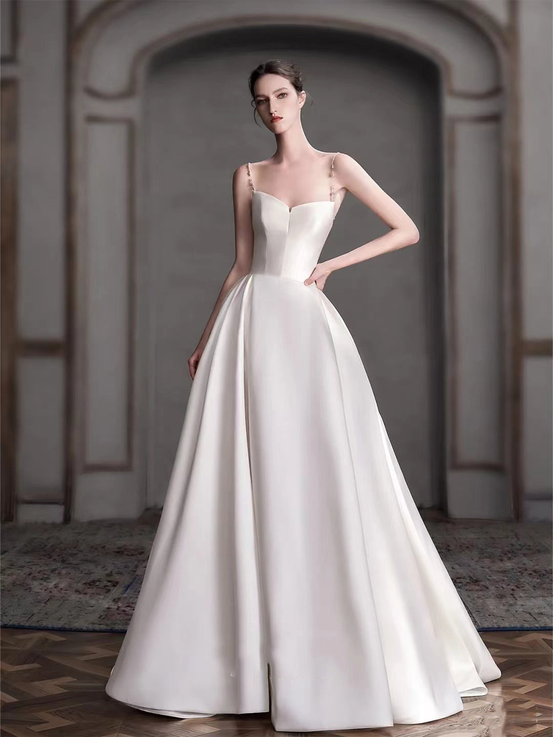 Svatební šaty z francouzského saténu s tenkými ramínky – elegantní róba pro nevěsty nebo formální příležitosti (2025)