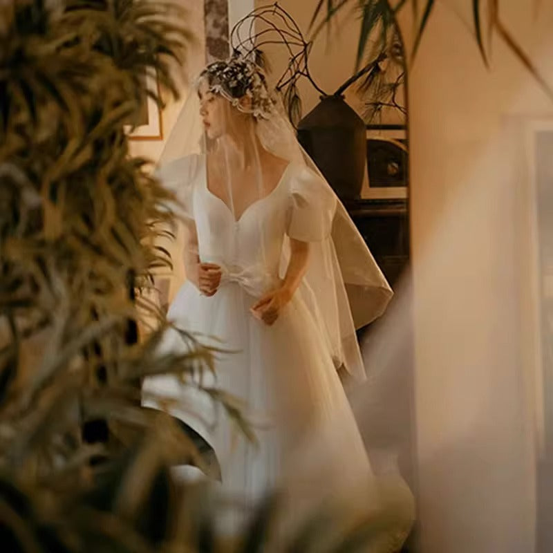 Vintage nadýchané bílé svatební šaty – střih pro drobné postavy, snové jarní šaty pro venkovní nebo cestovní focení (2025)