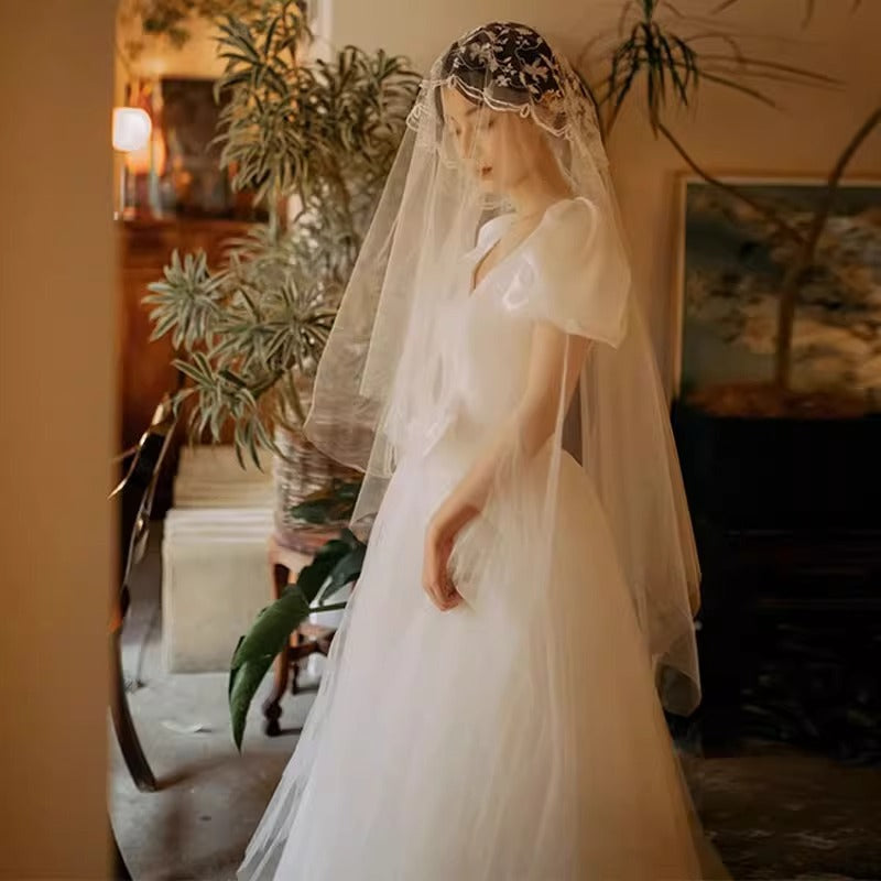 Vintage nadýchané bílé svatební šaty – střih pro drobné postavy, snové jarní šaty pro venkovní nebo cestovní focení (2025)