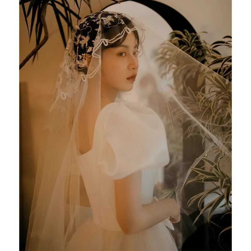 Vintage nadýchané bílé svatební šaty – střih pro drobné postavy, snové jarní šaty pro venkovní nebo cestovní focení (2025)