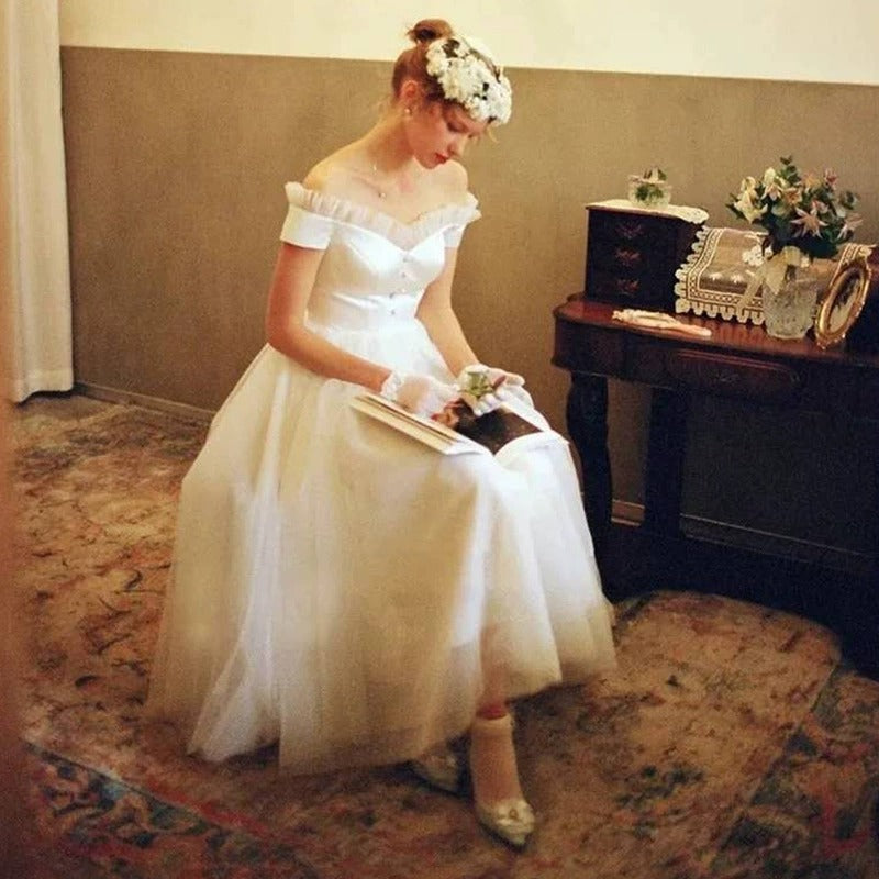 Bílé svatební šaty s odhalenými rameny – venkovní/cestovní šaty na zásnuby pro nevěsty