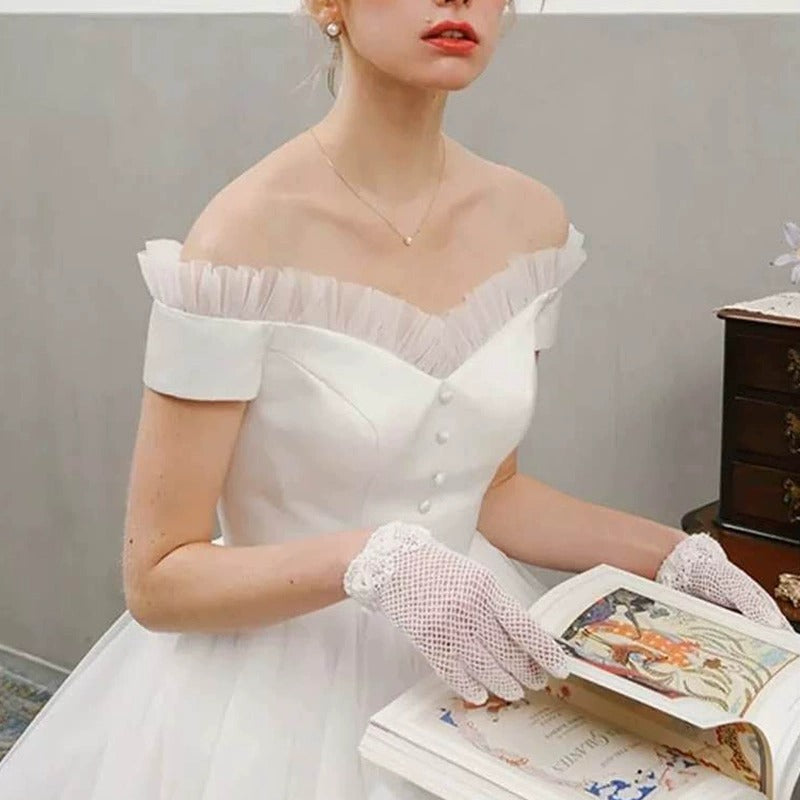 Bílé svatební šaty s odhalenými rameny – venkovní/cestovní šaty na zásnuby pro nevěsty